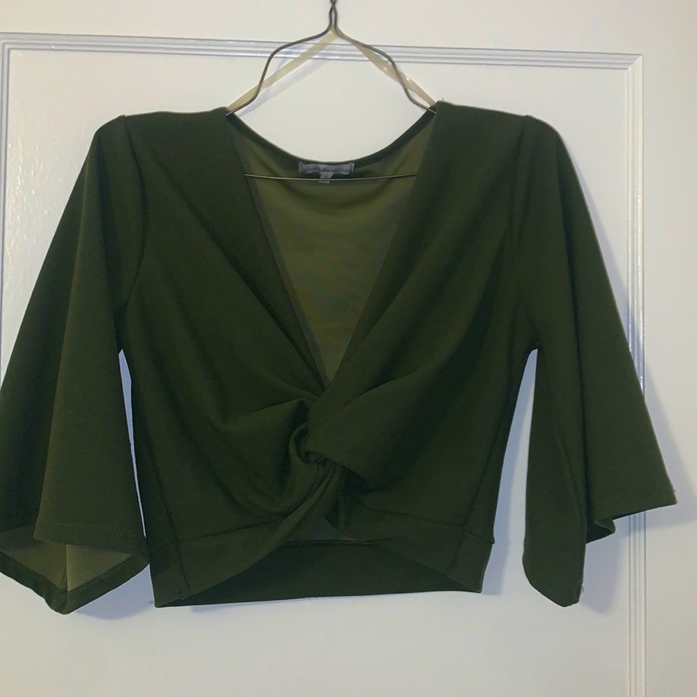 Quarter sleeve crop top